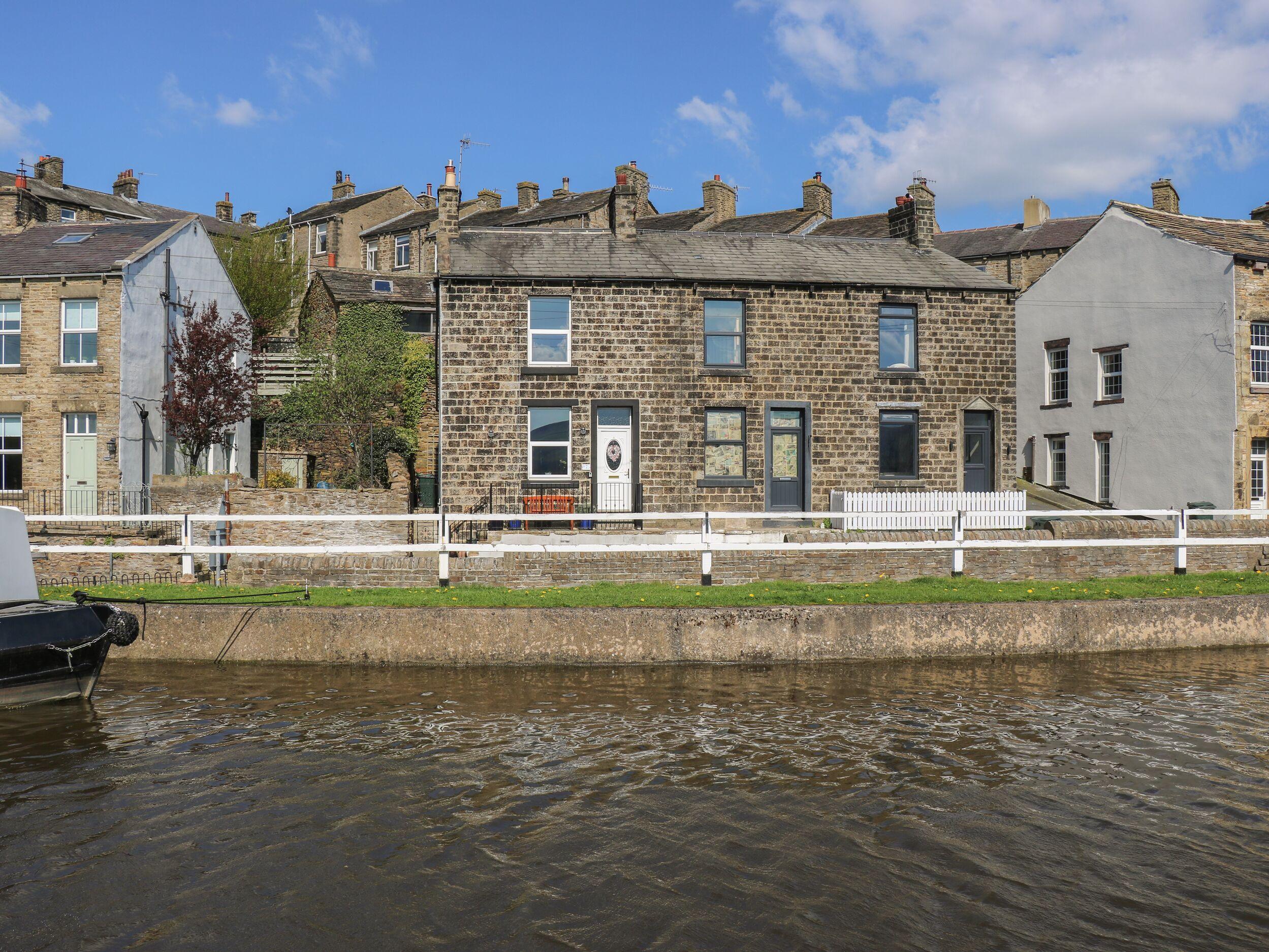 Holiday Cottage Reviews for Canal View Cottage - Holiday Cottage in Skipton, North Yorkshire
