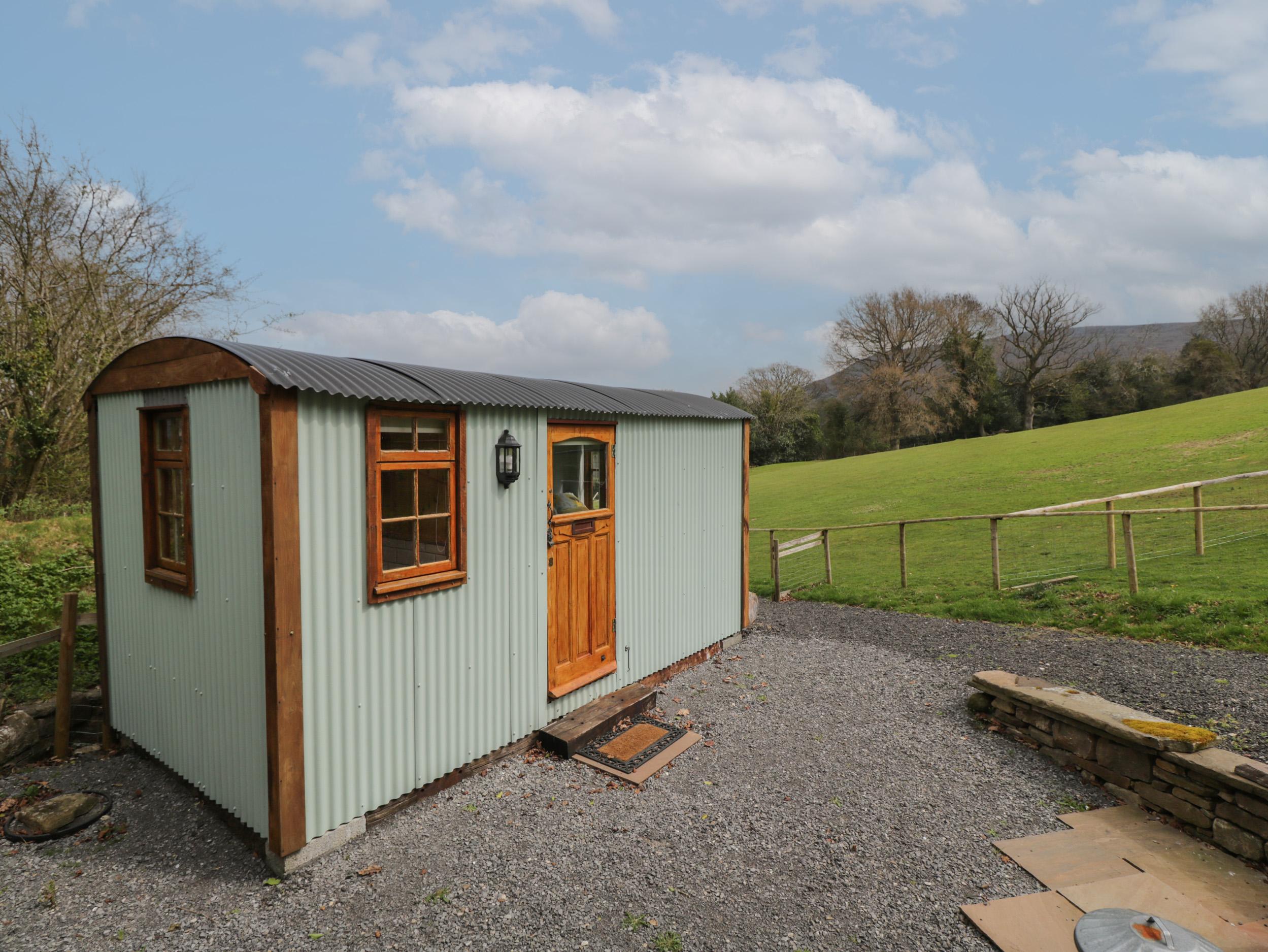 Holiday Cottage Reviews for Rabbit Hill Hut - Holiday Cottage in Govilon, Monmouthshire