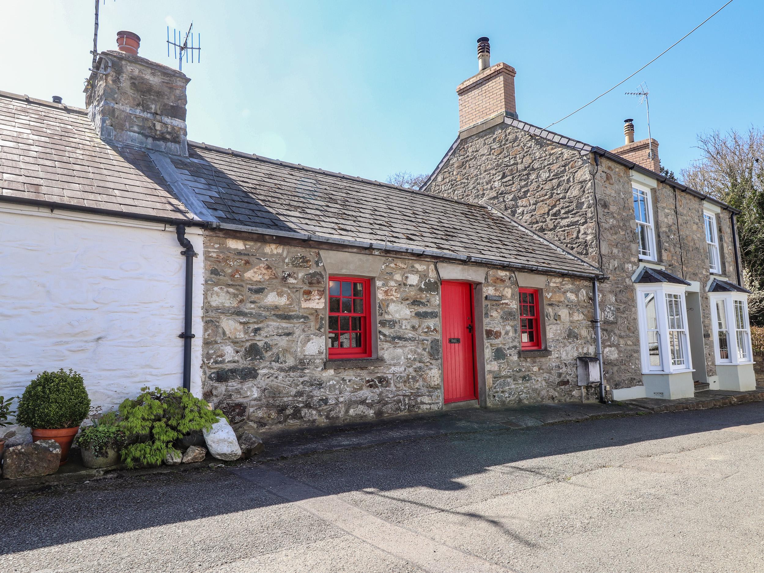 Holiday Cottage Reviews for Frondeg - Holiday Cottage in Newport, Pembrokeshire