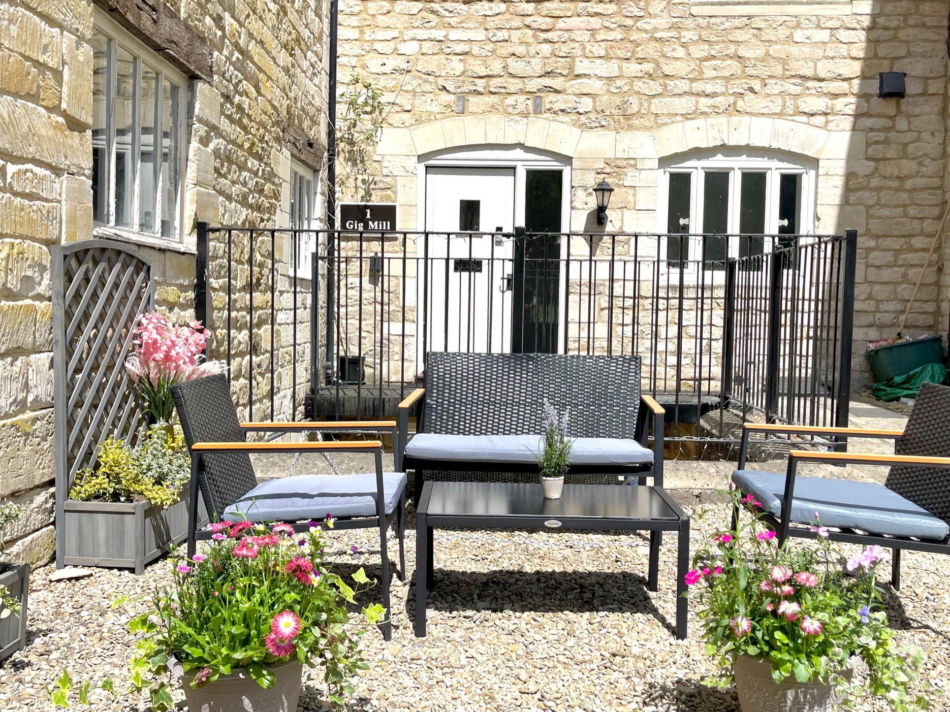 Holiday Cottage Reviews for Lakeside Mill Cottage - Holiday Cottage in Stroud, Gloucestershire