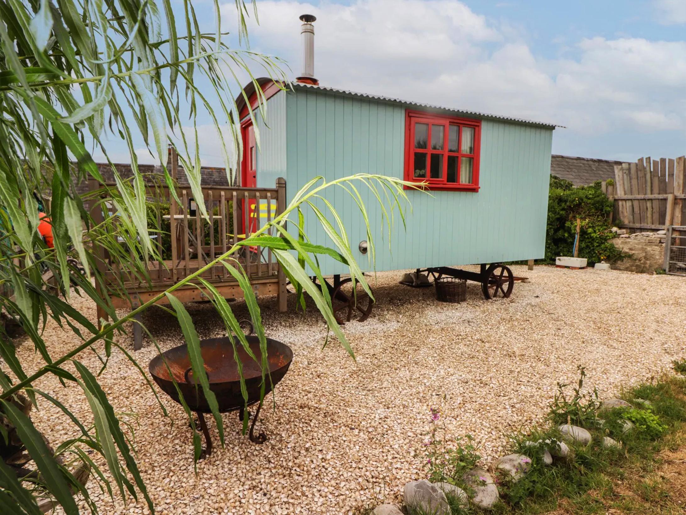 Holiday Cottage Reviews for Shepherd's Hut - Holiday Cottage in St Brides Major, Vale of Glamorgan