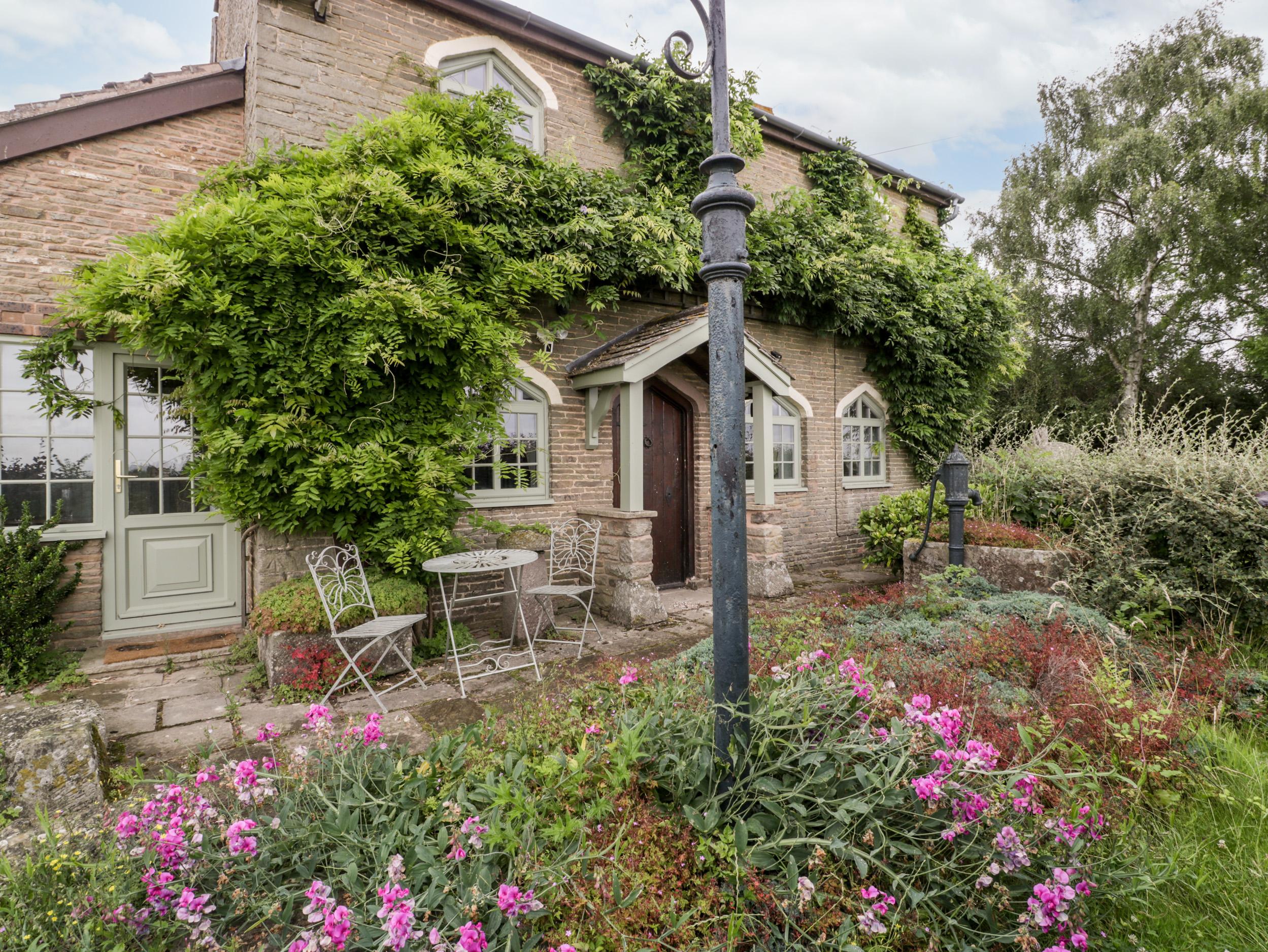 Holiday Cottage Reviews for The Old Lodge - Holiday Cottage in Gloucester, Gloucestershire