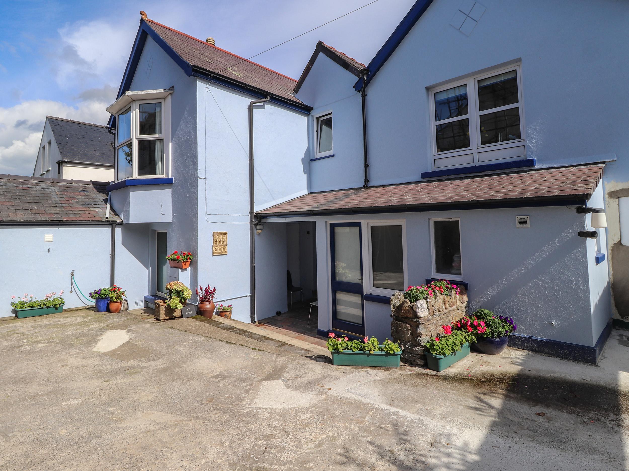 Holiday Cottage Reviews for Ty Post - Holiday Cottage in Newport, Pembrokeshire