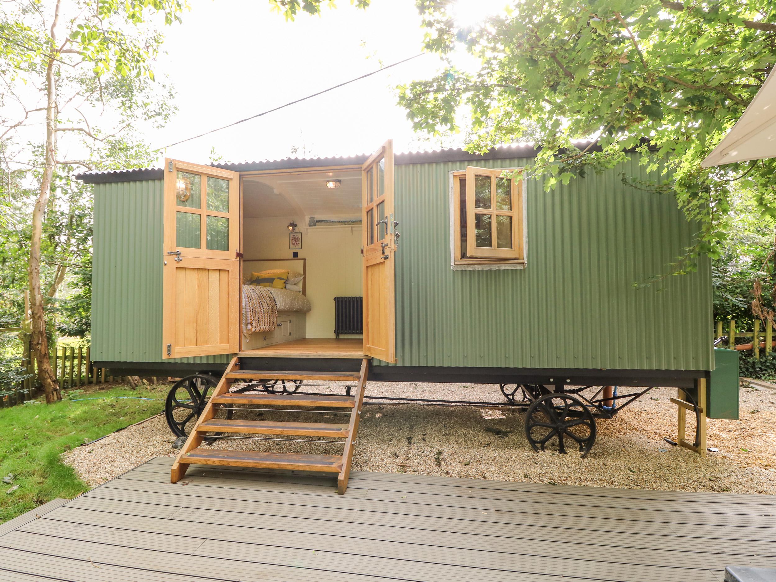 Holiday Cottage Reviews for The Happy Hut - Holiday Cottage in Bournemouth, Hampshire