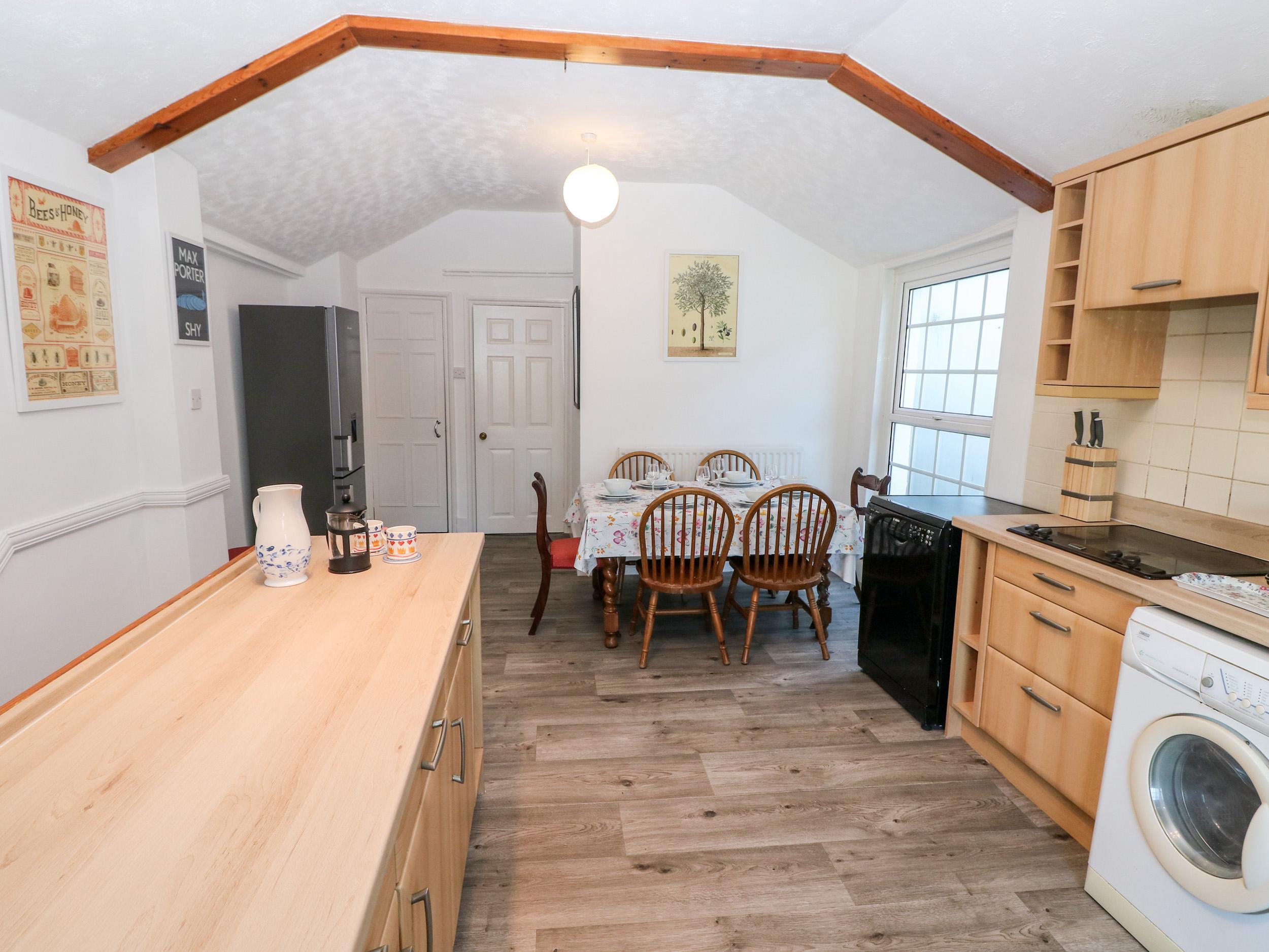 Holiday Cottage Reviews for The Bookshelf - Holiday Cottage in Swansea, West Glamorgan