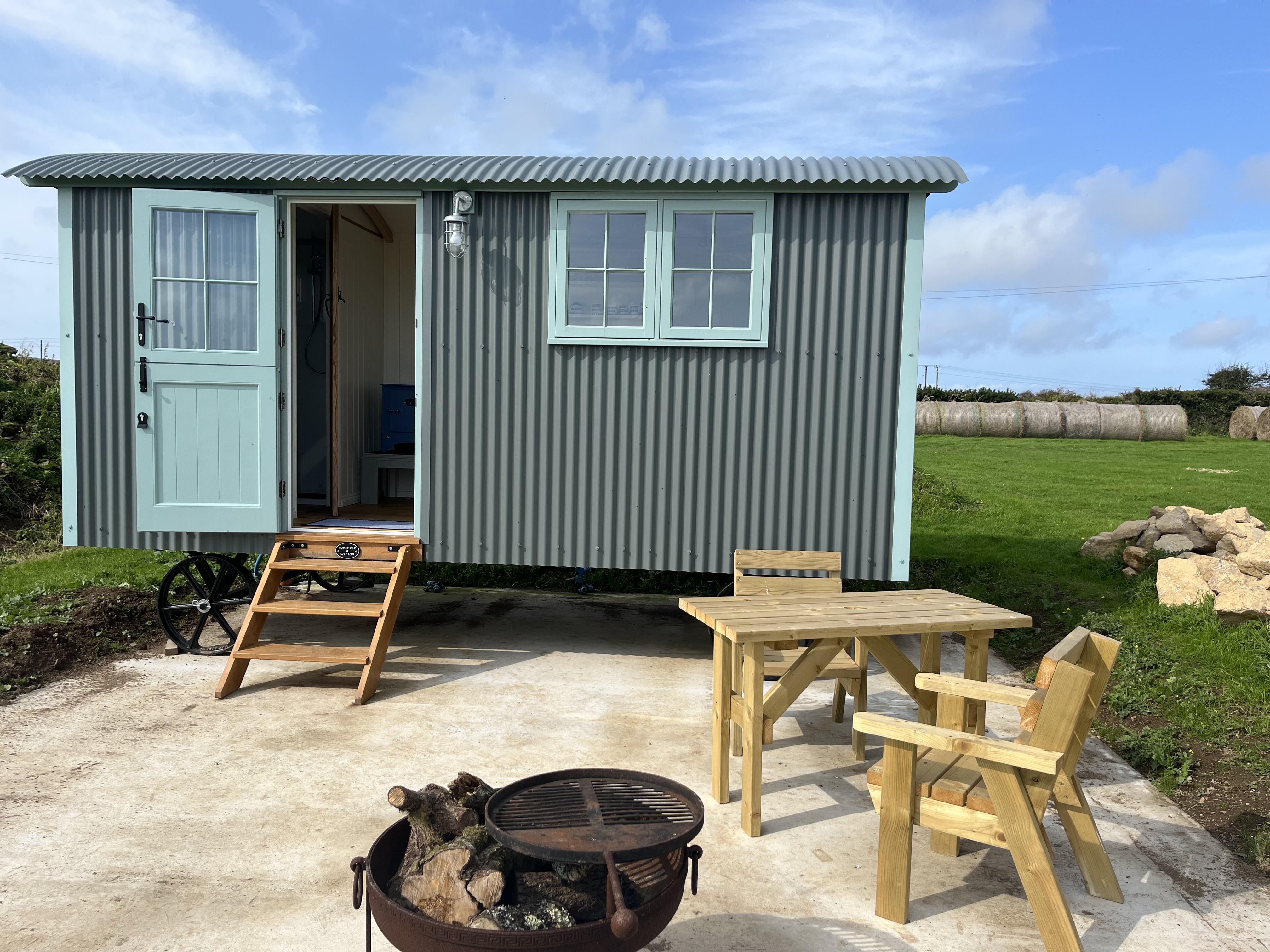 Holiday Cottage Reviews for Lower Trewern Shepherds Hut - Holiday Cottage in Penzance, Cornwall Inc Scilly
