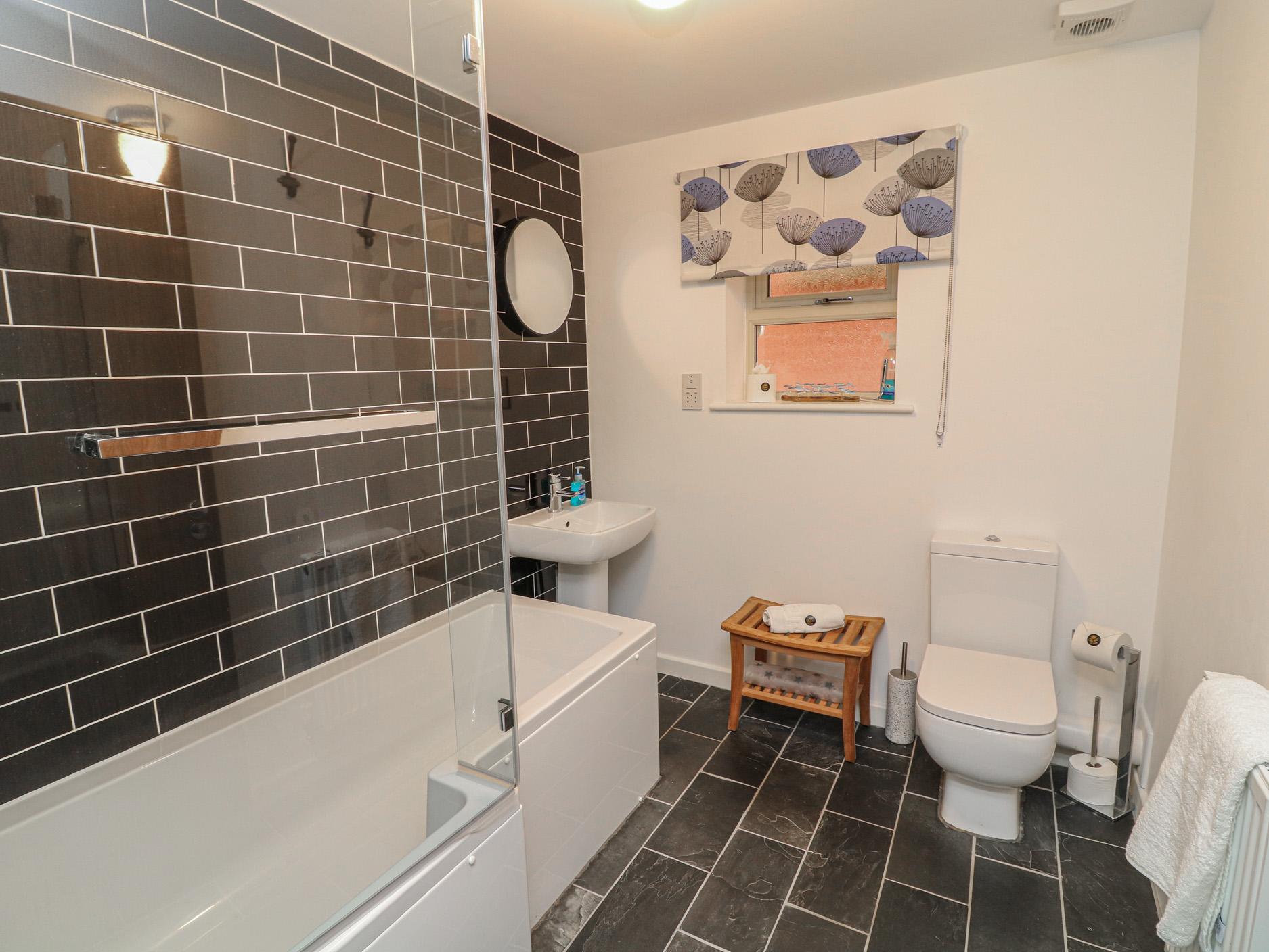 Sc 1753955262 1179556 27