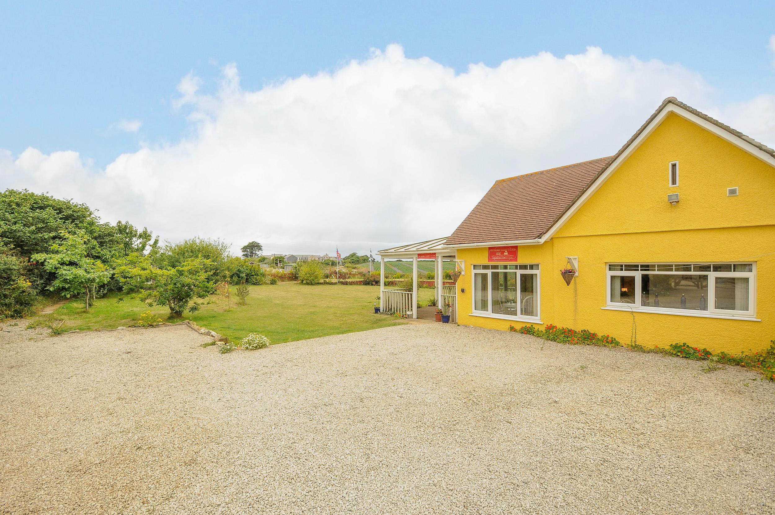 Holiday Cottage Reviews for The Station Masters Lodge - Self Catering in Hayle, Cornwall Inc Scilly