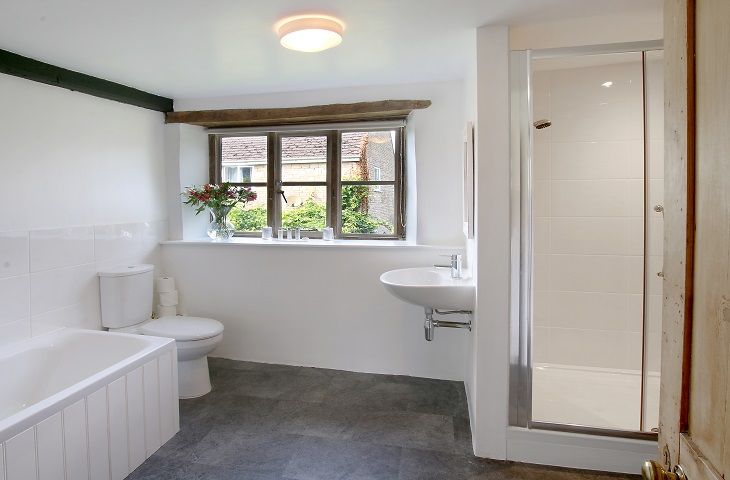 The Old Chequer Draycot Shower