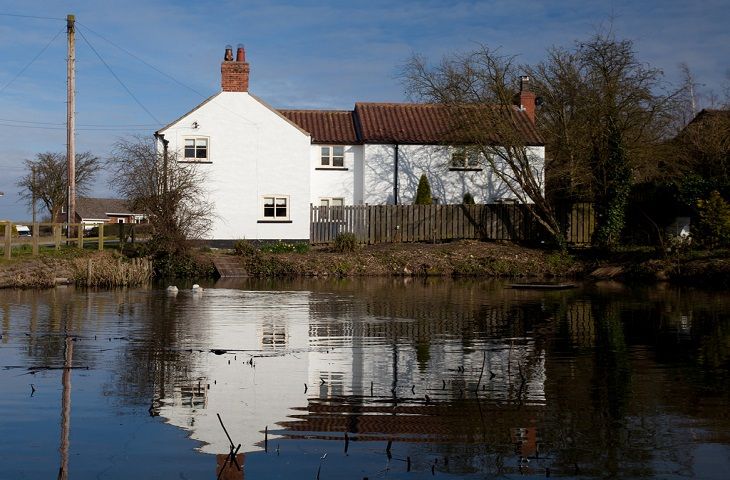 The White House Little Weighton By Village Pond