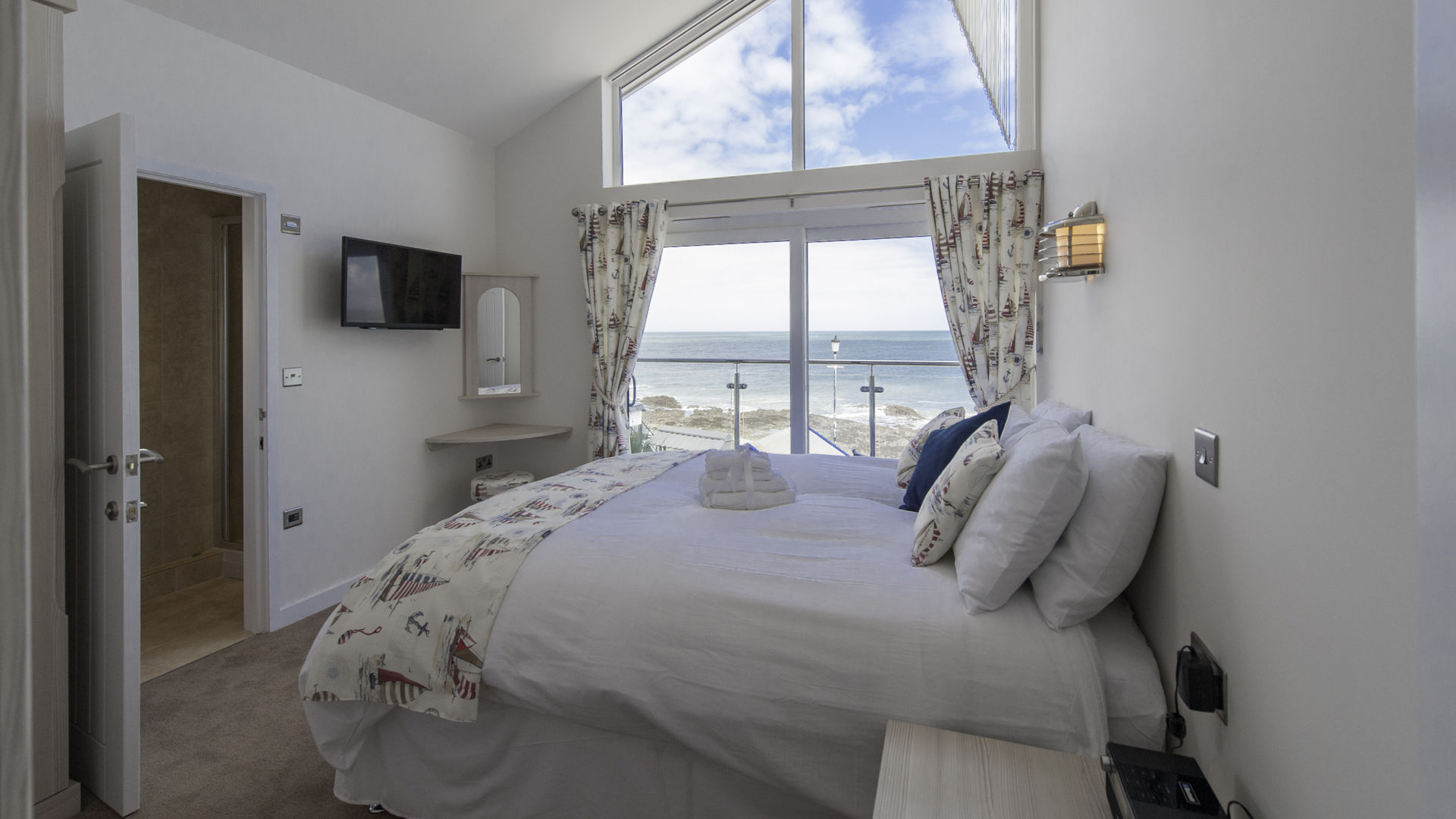 Waterfront Double Bedroom Sea View